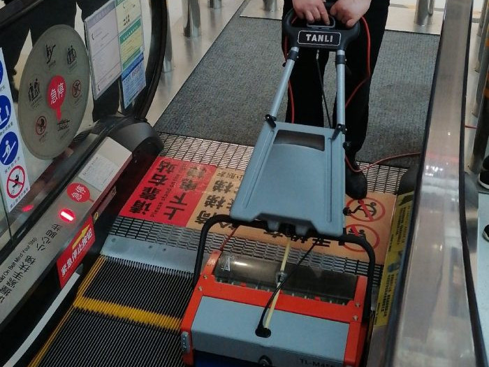 青岛某商场购买坦力扶梯清洗机