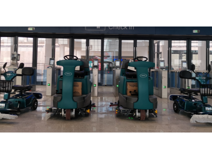 潍莱高铁平度站使用坦力驾驶式洗地机及尘推车