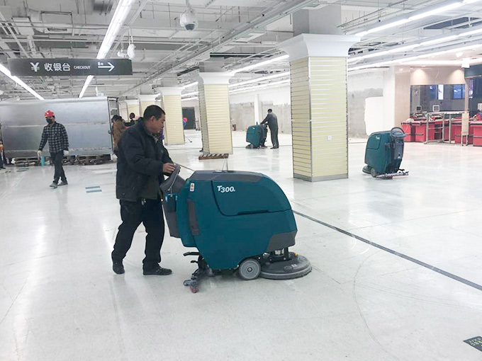 利群超市使用坦能清洁设备洗地机